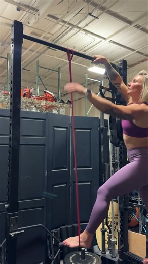 Band assisted pull up #pull #pullups