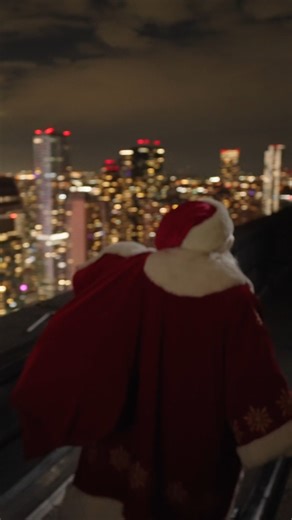 New York Marriott Marquis on Instagram: "Only in Times Square does Santa make an entrance like this. ✨🎅 Celebrate the season at the New York Marriott Marquis — Santa’s official East Coast headquarters for the holidays. Keep up with all our festive fun by exploring our Holiday Guide with the link in bio. #NYMMFestiveFun #NewYorkMarriottMarquis #TimesSquare #MyMarquisMoment #christmasinnyc"