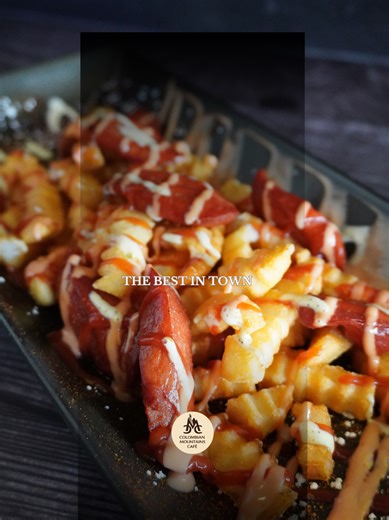 Some dishes don’t need an introduction. Salchipapa is one of the most iconic street food classics in Colombia — simple, bold, and made to share. Crispy fries, sausages, sauces, and that unmistakable flavor that belongs to the streets. At Ghost Kitchen, this is just the beginning. Because great street food deserves its own place. 🔥 Colombian Street Food is here. . . #GhostKitchen #LauderdaleStreetFood #Salchipapa #StreetFoodCulture #FortLauderdaleEats #ColombianMountainsCafe