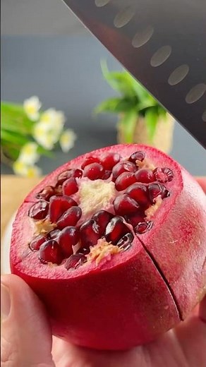 OPEN A POMEGRANATE PERFECTLY EVERY TIME!