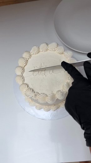 this is how you cut a 6” round cake to get 12-16 servings! I got 15 here but could easily have gotten another 1-2 🫡 | Lala’s Cakes Dallas