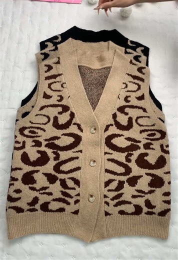 These vests make a basic tee look styled.10/10 worth it.✨🤎 #vest #jacket #tiktokmademebuyit #tiktokshop #ootd