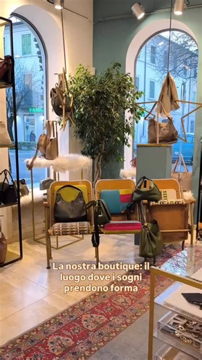 Qual è il tuo sogno? Ti aspettiamo in boutique o su whatsapp. Spediamo in tutta Italia 39 389 889 9116 | Canola Pelletteria Accessori
