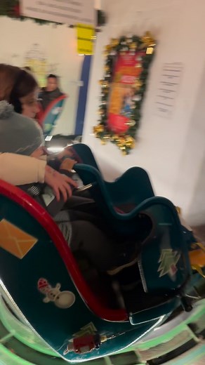 Das Weihnachtsmuseum in Steyr ist jedes Jahr wieder einen Besuch wert, alleine schon wegen der Erlebnisbahn 😂 Sind gleich 2x gefahren haha 🤣😁🥰🥰 Sooo lustig und so schön anzusehen! 🥰 Und eine Christkindl-Glocke ging auch gleich noch mit (womit würds denn sonst läuten daheim 🤭🔔) Wer war auch schon dort? Ich finde ja, dass das viiieeel zu wenig Leute kennen!!! 😱🫣 Seit gestern geöffnet 🥰🥳 🎄🎅🏼🤶🧑‍🎄🎄 Für uns geht‘s dann im Dezember nochmal hin, im das Christkind auch zu sehen! Und na