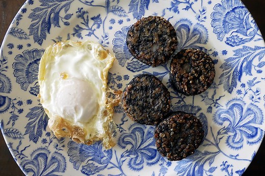 Cómo freír la morcilla para que quede crujiente y no se deshaga: la receta que nunca falla