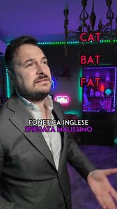 51K views · 9.8K reactions | Fonetica inglese spiegata malissimo In questa lezione di fonetica inglese vediamo la æ cioè un suono ibrido tra la A e la E E come si pronuncia bat, fat, cat, badge Il tutto prendendo in prestito l'accento milanese #pronuncia #inglese #milano #fonetica #teotheteach | Teo The Teach | Facebook