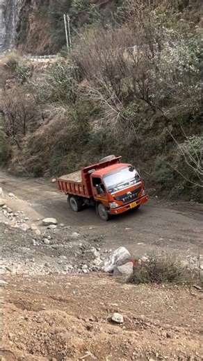 Either tipper old model power 💪#new#shorts #video #eicher#old#model#bs4 #power #automobile#offroad