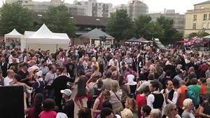 LES GROUPES BRETONS EN DÉMONSTRATION ! —— Tout l’après-midi bagad, cercles et autres groupes bretons se sont succédés pour offrir au public pisciacais un aperçu de la culture bretonne. La fête de la Bretagne n’est pas finie à Poissy : rendez-vous pour le fest noz à partir de 20h30 ! | Ville de Poissy