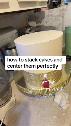 Stacking cake is a skill. Stacking cake centering is important to cake stability! #cakedecorating #cake #caketutorials