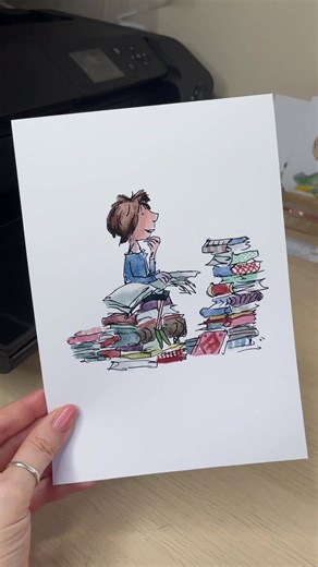 ✨ The Bookworm ✨ Next up I have to show you this gorgeous custom print inspired by the one and only Matilda! 📚 The Queen of reading books, another fantastic classic and family favourite. If your child loves Matilda why not have them drawn as the magical reading genius and immerse them into their favourite story! Don’t forget to celebrate World Book Day my 50% off sale starts tomorrow at 7.00pm where you can get this style of custom print and many more for half price 🤩🙌🏼 I’ll also be releasin