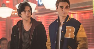 KJ Apa y Cole Sprouse se enfrentan en una batalla de encanto