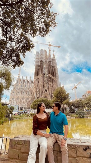 Guía para armar tu Eurotrip 2026 ⭐ Te dejamos la lista de nuestros destinos imperdibles: 1. MADRID 🇪🇸 Ideal como punto de entrada: los vuelos más baratos desde Perú suelen llegar aquí. No te pierdas la Gran Vía, parque del Retiro y el tour del estadio del Real Madrid. 2. PARÍS 🇫🇷 Romántica y soñada. La Torre Eiffel, el museo de Louvre y Versalles son un must. 3. BARCELONA 🇪🇸 Perfecta para amantes de la arquitectura. Gaudí está presente en la Sagrada Familia, Casa Batlló y Park Güell. 4. RO