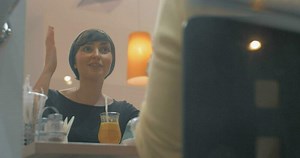 excité femme partage nouvelles avec meilleur ami