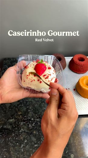 Guilherme Henrique | Sobremesas Criativas on Instagram: "✅Siga @guilhermehenriqueconfeitaria 😍 Esse caseirinho de massa de Red Velvet é sensacional de gostoso e para ficar ainda mais gostoso! Cobertura de cream chesse, geleia de morango morango😍😍 Quer aprender todos os caseirinhos do meu perfil? Comenta “caseirinho”e vem garantir sua vaga ❤️ você vai ter acesso vitalício, atualizações de receitas, suporte exclusivo, certificado e muito mais 🤩🥳"