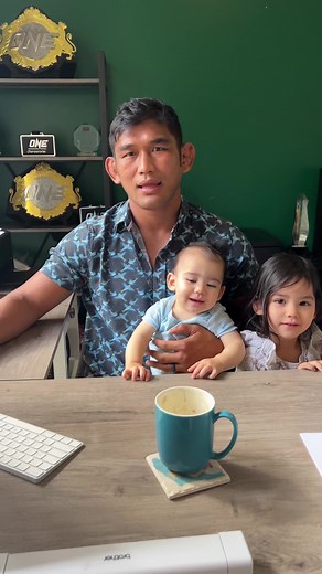 We have a winner for the Gloves and Walkout kit. Winner is Labang Naw Li Aung. Runner up is Ei Linn Latt Thu to whom I will send, signed cornerman t-shirt and a Burmese Python t-shirt. Have a blessed day. 🙏🇲🇲🐍 | Aung La Nsang(Burmese Python)