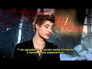 "La Chica de la Capa Roja". Entrevista Max Irons. Oficial Warner Bros. Pictures (Subtitulado)