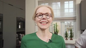 12K views · 163 reactions | Verdens beste iskaffe 溜 Oppskrift: • 1 dl kaffe. Jeg lager min med performance kaffetrakter fra Wilfa Norge (best i test) • 1 dl mylk (plantebasert melk) • Isbiter (cirka 10 stk) • 1 ts MCT olje ➺ Kjør i blender (jeg brukte min PowerFuel digital blender også fra wilfa) ➺ Strø litt rå kakaopulver på toppen & nyt! Så enkelt og så godt 殺 | Berit Nordstrand | Facebook