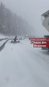Über den Brenner ging heute gar nichts mehr. Zuerst wurde die Autobahn ab Innsbruck Richtung Süden gesperrt, danach die Nordspur ab Sterzing. Neben vielen Reisenden musste auch unser Kollege Markus Kerschbamer eine ungewollt lange Pause einlegen. ❄🚗 #Schneechaos #Brenner #Südtirol | Südtirol Heute