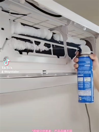 【空调清洁喷雾 | 告别细菌异味，呼吸健康新风】 ✨ 空调脏了别硬扛！1喷净爽，15分钟还原清新空气！✨ ✅ **高效深层清洁** 纳米级渗透配方，瓦解散热片深层污垢、霉菌、灰尘， 让空调出风再无霉味粉尘，呼吸如沐森林氧吧！ ✅ **免拆洗超省心** 无需工具！开机→喷滤网→喷散热片→静待15分钟， 污渍自动溶解排出，懒人必备黑科技！ #家电清洁 #居家健康 #空调清洗 #懒人福音
