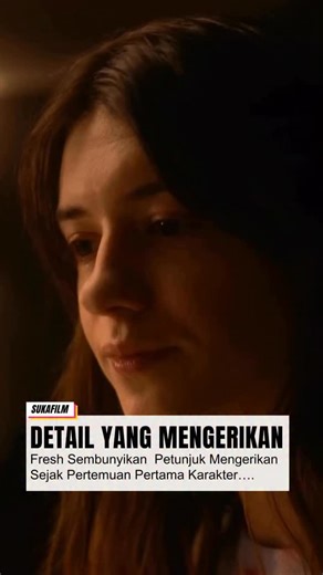 SUKAFILM™ on Instagram: "Dalam Fresh rilisan 2022, detail visual kecil justru menjadi petunjuk paling mengerikan. Saat Noa dan Steve pertama kali bertemu di supermarket, sebuah papan bertuliskan “fresh meats” menggantung tepat di belakang Noa. Sekilas terlihat biasa, namun sebenarnya menjadi foreshadowing tajam bahwa Noa akan menjadi korban terbaru dari bisnis kanibalisme Steve. Film ini bermain cerdas dengan simbol visual sederhana untuk membangun rasa tidak nyaman sejak awal, membuktikan bahwa