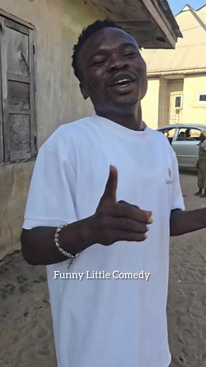 I met this old woman walking along the road with a heavy luggage 🧳 on her head. And I was coming from video shoot between Oghara to morsoga. Then I help her to her destination and aslo supported her with 5k. She was very happy 😊 #goviral #trendingpost #fypシ゚viralシfypシ゚ #funnylittlecomedy #oldwoman #support #roadtrip | Funny Little Comedy