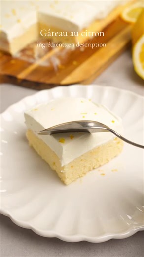 Gâteau au citron 🧁 Pour le gâteau moelleux (sponge cake) 2 jaunes d’œufs 4 blancs d’œufs 100 g de sucre 130 g de lait 120 g de farine 3 c. à soupe de beurre fondu Zeste de 2 citrons jus d’1 citron 1 c. à café de levure chimique 1 c. à café d’extrait de vanille 1 belle pincée de sel 🥛 Pour l'imbibage crème-citron 50 g de lait concentré sucré 100 g de crème entière 70 g de lait Zeste d’1 citron 🍨 Pour la mousse citron 250 g de crème entière Zeste de 2 citrons 200gr de mascarpone 2 c. à soupe de