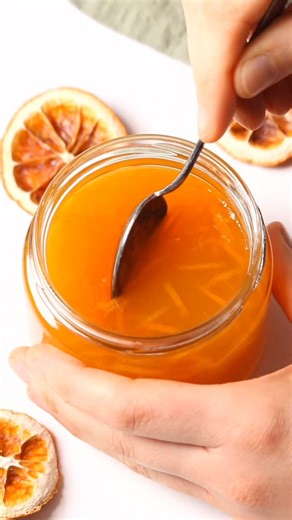 Celine | Selbstgebacken schmeckt's am besten ❤️ on Instagram: "Winter ist Orangenzeit! Wenn es draußen grau und kalt ist, holen wir uns die Sonne einfach ins Glas. Diese Orangenmarmelade ist intensiv fruchtig, herrlich aromatisch und wunderbar unkompliziert. Das Rezept stammt von meiner Nachbarin, die viele Jahre in Alicante gelebt und ihre Marmelade dort perfektioniert hat. Statt die Orangen mühsam zu filetieren, werden sie einfach ausgepresst und mit etwas Zeste eingekocht – für puren Winterge
