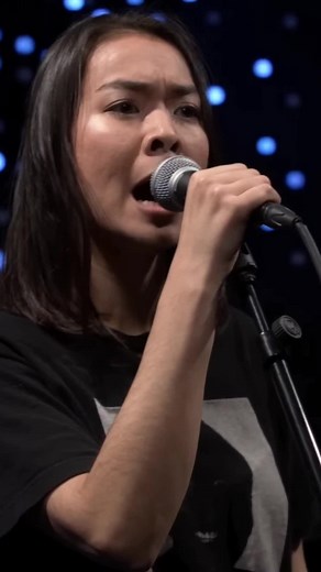 Mitski - Geyser (Live on KEXP, 2018) #mitski #geyser #bethecowboy #kexp #mitskimiyawaki #mitskitok #thelandisinhospitableandsoarewe #mitskifan #tliiasaw