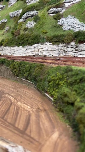 Matthias on Instagram: "Ob im ikonischen Lufthansa-Express-Design oder in der klassischen DB-Standardlackierung: Die 103 bleibt die unangefochtene Diva des deutschen Fernverkehrs. Eleganz, Kraft und Geschichte in zwei Farben – und beide zeigen, warum diese Lok bis heute Kultstatus hat. Einfach 103-Magie pur. ✨🚄 #BR103 #Baureihe103 #LufthansaExpress #DeutscheBundesbahn #EpocheIV #Modellbahn #SpurN #Modelleisenbahn #Rheintalbahn #ModellbahnLiebe"