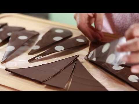 Triángulos de chocolate. Para decorar una torta fácil y rápido.