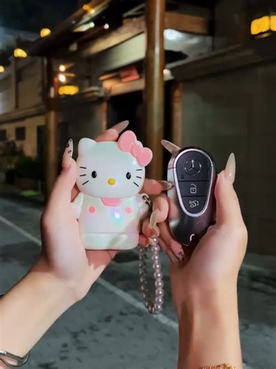 This Hello Kitty silicone cartoon car key cover is not just cute, but also offers gentle protection for your keys, bringing a sweet girly touch to everyday essentials #CarGadgets #SoCute #CarKeyCover #CartoonKeyCover