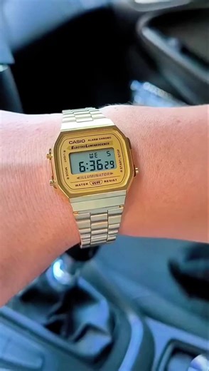 ✨ El Clásico que Define Tendencia ✨ Revive el estilo retro con el Casio A168WG-9W. Su icónico acabado dorado y diseño digital marcan cada segundo con actitud. Disponible en Mi Casio Perú – ¡Haz que cada momento cuente! #CasioPerú #RelojRetro #EstiloDigital #LujoModerno #ModaPeru #Trend2025