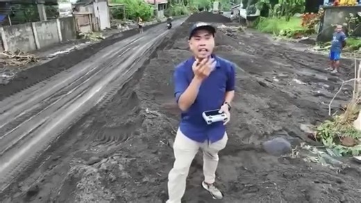 Vidyolante Mac Ortiz of News5 and One News’ Quick Reaction Team shows drone footage of the aftermath of lahar flows from Mayon Volcano in Purok 8, Brgy. Masarawag, Guinobatan, Albay, triggered by Typhoon #UwanPH. Trucks have been transporting sand and rocks to cleanup the area since this morning, Nov. 10. | ONE News
