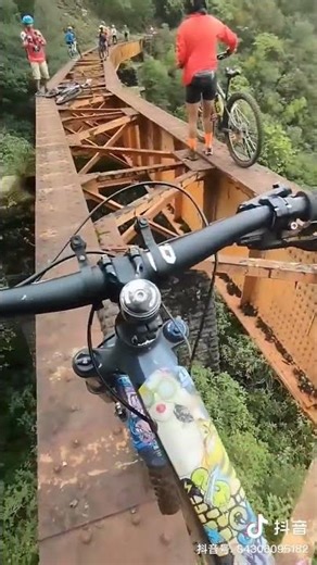 Chinese Cyclists Crossing a “Bridge” That Isn’t a Bridge | 中国骑行者小心翼翼通过恐怖非正式“桥梁” #outdoors