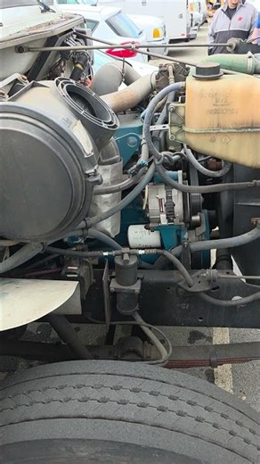 Auction #3758641 - 2000 International 4700 DT466E