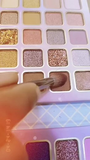 Eye Makeup Tutorial: Mastering Glittery Eyeshadow Looks