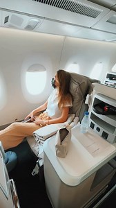 Volé en la clase business del Airbus 350 de @iberia y te lo muestro en este video. . Tenes asientos individuales al lado de las ventanillas o dobles sobre el pasillo . Todos cuenta con manta , almohada , cubre colchón y auriculares. Además del clásico amenity kit . Los asientos son súper cómodos , logrando los 2 metros de largos al extenderse por completo. . Las pantallas de 18 pulgadas para disfrutar de todo el entretenimiento a bordo. . Al sentarte ya contas con el menú para elegir lo que vas 