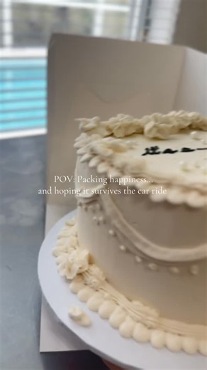 Transporting a cake like a pro 🎂✨ Keep it level, use a sturdy box, and drive slow no sudden stops!” #cakeboxing #caketransport #bakerlife #caketips #sweetdaydesserts #behindthescenes #cakedelivery #cakemoments #cakegoals #bakerytips #cakesofinstagram | Sweet Day Desserts