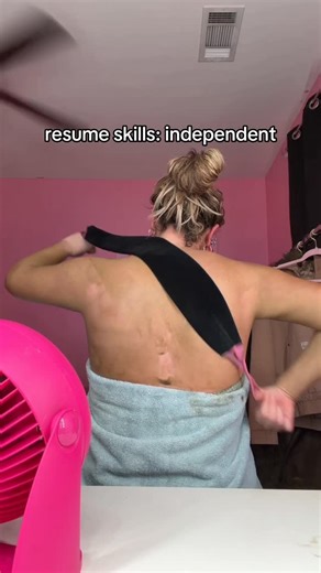 Kayla Violette on Instagram: "$7 back mitt linked on my linktree!✨ . #selftan #dallascontentcreator #beautyinfluencer #beauty #reels"