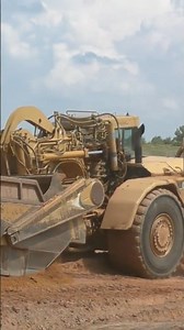 CAT 627 Diesel Scraper Picking up Dirt #caterpillar #excavating #heavyequipment #diesel