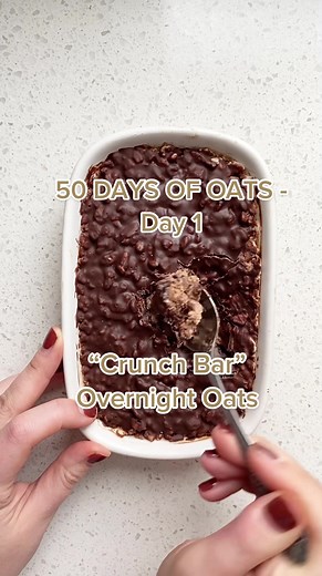 Chocolate Crunch Bar Overnight Oats 🍫 ⁣ ⁣ FOR OATS⁣ 1/2 cup gluten free oats⁣ 1 tsp chia seeds⁣ 1 tbsp cacao powder⁣ 1/2 banana, mashed⁣ 1/2 cup almond milk⁣ ⁣ CHOCOLATE COATING⁣ 1/4 cup rice crispy cereal⁣ 3 tbsp chocolate chips, melted (vegan if desired)⁣ 1 tsp coconut oil, melted ⁣ ⁣ DIRECTIONS⁣ 1) Add all oat ingredients to a bowl or jar. Stir well and refrigerate for minimum 2-3 hours or overnight.⁣ 2) Once oats are set, microwave the chocolate chips and coconut oil in microwave. ⁣ 3) Spre
