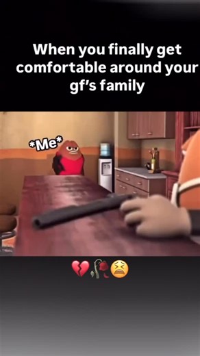 Memes | Comedy | Entertainment on Instagram: "日本利用压电瓷砖将脚步转化为电能。这些瓷砖捕捉来自你脚步的动能。当你行走时，你的重量和动作会对瓷砖产生压力。瓷砖会轻微弯曲，从而产生机械应力。瓷砖内部的压电材料将这种应力转化为电能。每一步都会产生少量电荷，而数百万步结合在一起就能产生足够的电力来驱动 LED 灯、数字显示屏和传感器。在像涩谷车站这样繁忙的地方，每天大约有 240 万个脚步为这一系统作出贡献。这些电能可以被储存或立即使用，从而减少对传统电力来源的依赖，并支持可持续的城市基础设施。这种方法将日常运动转化为实用的可再生能源 #日本 #知识 #事实 #你知道吗 #推荐 #科技 #创新 #历史 #技术 #实验 #热门"