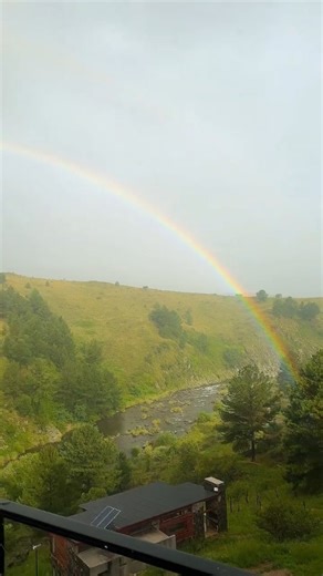 CÓRDOBA DE VIAJE on Instagram: "UN ARCO IRIS PARA VOS!!! Hoy te regalamos un arco iris completo visto hace minutos,mientras llovía y caía granizo pequeño, en El Durazno, Yacanto de Calamuchita 🌈🏞️🥰 Qué bonita es La República de Córdoba!!! ♥️ ¿A quién se lo querés regalar? Etiquetalo en comentarios 🤗 Gracias por tan bonita imagen @jesinogueira 👏🏼 ⭕ COMPARTÍ, GUARDÁ, COMENTÁ Y ETIQUETÁ. Hagamos que Córdoba se vea en el mundo🌎 Córdoba de Viaje ✈️ TURISMO EN UN CLICK Revista Digital de Turism