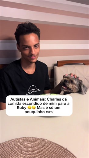 Outro dia estava dando frango para a Mel, hoje é panqueca para a Ruby rsrsrs Ele sempre faz isso…. Ele ama animais 🥰🥰 Você tem algum animal que te ajuda? Conhece alguém que se acalma ou evolui e tem o seu animal como terapia ? Conhece alguém que foi salvo por algum animal? Relate aqui experiências com os animais 🥰🥰 Tenho dois filhos com Autismo. E vim te falar de uma coisa muito legal!! Que eu vejo na minha própria casa entre os meninos e os animais . Já ouviram falar de terapias e animas???