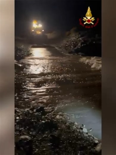 Instancabile il lavoro dei vigili del fuoco per tutta la notte. Le immagini si riferiscono ad un intervento nel nuorese