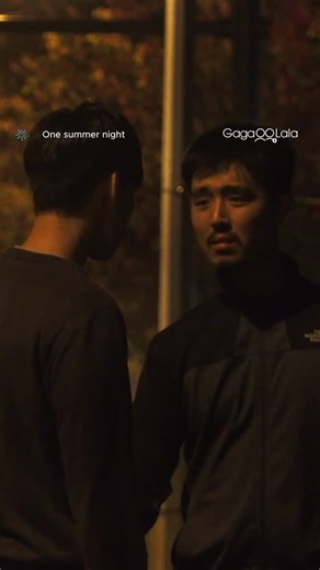 GagaOOLala Español on Instagram: "Tener que huir de su propio país para ser felices 🙁 🎬 Título: "One Summer Night" 💌 Entren al enlace |> https://bit.ly/4sKmKpv or descarguen la app ! 🌈 🌏 Disponible mundialmente (excepto Taiwán) 👨‍❤️‍💋‍👨 Sinopsis: En el invierno del 2013, Yong-Joon y Jae-Sung son soldados norcoreanos. Tienen relaciones íntimas en un puesto de avanzada cerca de la línea de la Zona Desmilitarizada. Un soldado de alto rango los sorprende en el acto. Yong-Joon decide huir a C