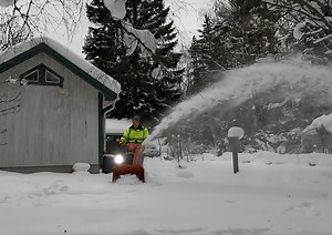 Test: Husqvarna ST 224 – mäktig snöslunga för krävande uppgifter