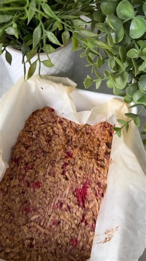 🍎 APPLE AND RASPBERRY OAT BARS 🍎 Only 5 ingredients, easy to make and delicious! The perfect snack 💗 Ingredients: 🍎 1 apple 💗 100g raspberries 🌾 120g oats 🥚 1 egg 💥 1 tsp baking powder 🍬 (optional, 1 tsp vanilla extract) Bake at 180°C for 20 minutes, or until starting to brown and a skewer comes out clean 😋 📚 for more delicious recipes for you and your little one, order my book - Feeding Arlo and Mum at the link in my bio! 50 recipes that are for all the family 🥰 I always serve Arlo 