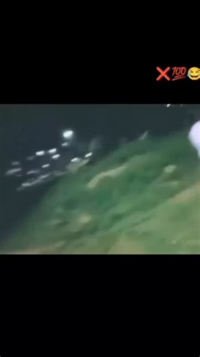 all gangster 😎 on Instagram: "♡︎100k ❍50kㅤ ⎙30kㅤ ⌲20k ˡᶦᵏᵉ ᶜᵒᵐᵐᵉⁿᵗ ˢᵃᵛᵉ ˢʰᵃʳᵉ➪𝐋𝐢𝐤𝐞 ♡︎ 𝐚𝐧𝐝 ♡︎➪𝐒𝐭𝐨𝐫𝐲 . . #वाय#आपजानते हैंक्या #टेकफैक्ट्स #सस्टेनेबलएनर्जी #इन्वेंशन #ट्रेंडिंग 日本利用压电瓷砖将脚步转化为电能。这些瓷砖捕捉来自你脚步的动能。当你行走时,你的重量和动作会对瓷ह्砖产生压力。 瓷砖会轻微弯曲,从而产生机械应力。瓷砖内部的压电材料将这种应力转化为电能。每一步都会产生少量电荷,而数百万步结合在一起就能产生足够的电力来驱动LED灯、数字显示屏和传感器。在像涩谷车站这样繁忙的地方,每天大约有 240万个脚步为这一系统作出贡献。这些电能可以被储存或立即使用,从而减少对传统电力来源的依赖,并支持可持续的城市基础设施。这种方法将日常运动转化为实用的可再生能源#日本#知识#事实#你知道吗#推荐#科技 #创新 #科技#创新#历史#技术#实验#热门日本利用压电瓷砖将脚步转化为电能。这些瓷砖捕捉来自你