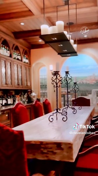 RAVENCREST is the late Scott Wolstein’s 150 acre, 32,000 sq ft estate. Tag a friend who enjoys the finer things in life ✨ #fyp #interiordesign #neohio #cleveland #architecture